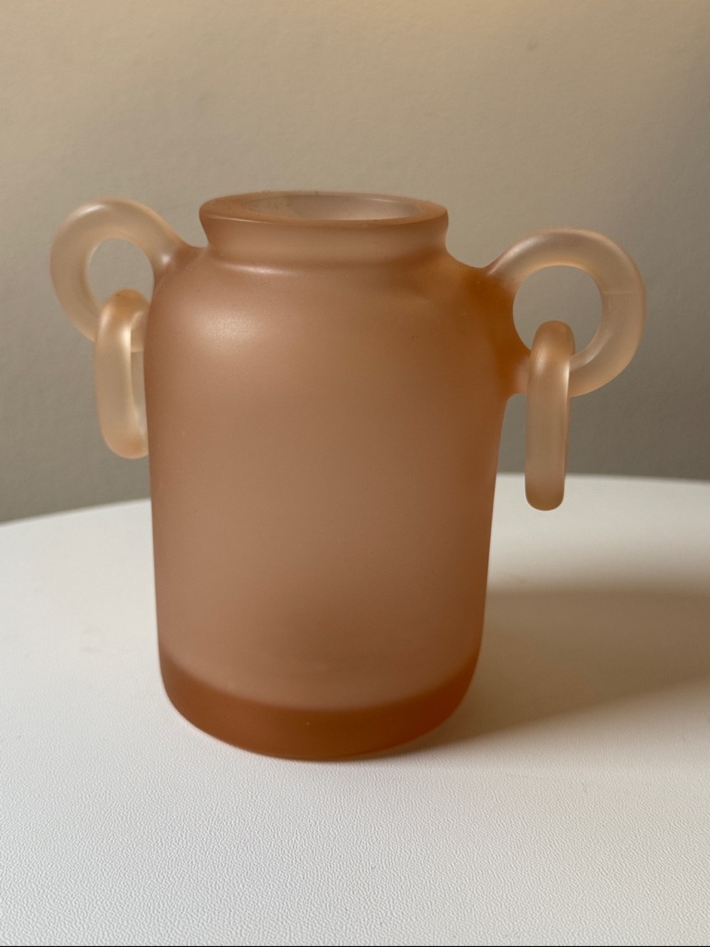 Baron y Vicario handmade resin vase with loop details
